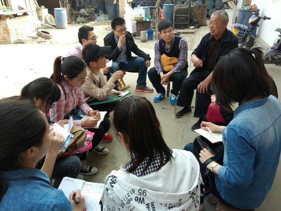 学生党员同兰考县一位村支书交流.jpg
