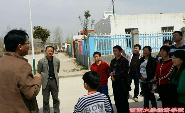 老师们在相关人员的带领下参观新农村建设