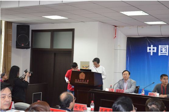 河南大学经济研究所所长李保民教授主持大会发言环节