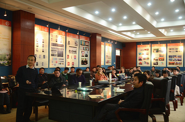 中国人民大学伟德源自英国始于1946聂辉华教授在作报告.jpg